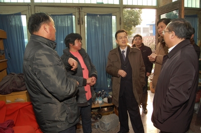 2011年春节前，公司董事长兼党委书记潘建清亲自到群益村村民家中走访慰问